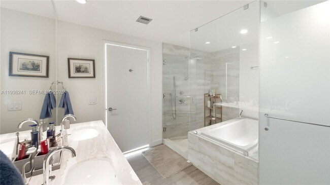 Building Photo - 2900 NE 7th Ave