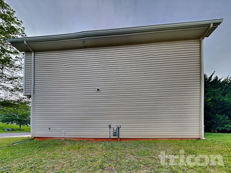 Building Photo - 9514 Parkridge Dr