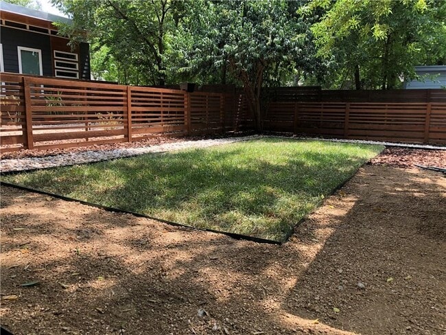 Building Photo - 412 W Croslin St