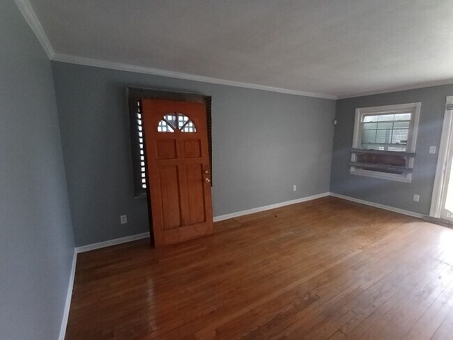 Building Photo - EAST SIDE - 3bd Brick Bungalow $1100/mo