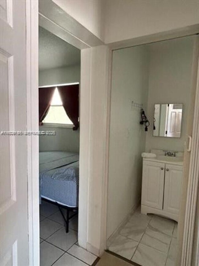 Building Photo - 1101 SW 17th Ave