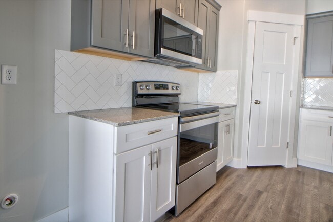 Building Photo - 4 Bedroom 2.5 Bathroom Townhome in Lehi