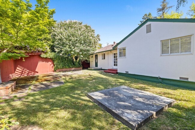 Building Photo - Charming Single-Level 3 Bedroom, 2 Bath Home