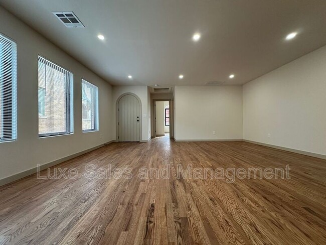 Building Photo - 911 NE 16th St