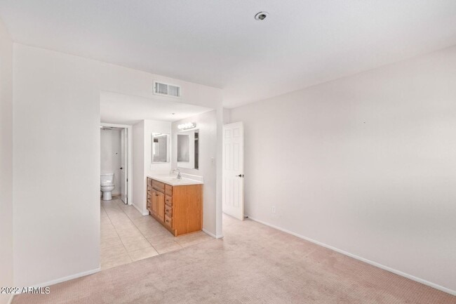 Building Photo - Charming 2 Bed 2 Bath Townhome near Downto...