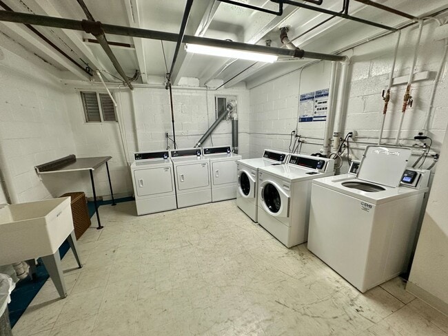 Building Photo - FREE RENT! Sail into this 2BR 1BA at the M...