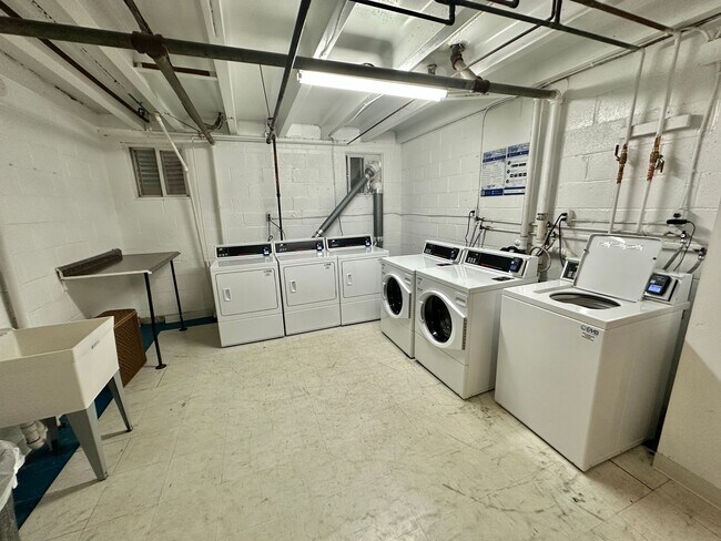 Building Photo - SAVE ALMOST $200 SPECIAL* Sail into this 2BR 1BA at the Mayflower Condominiums in Alexandria incl...