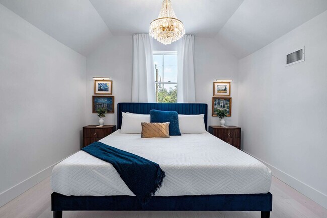 Building Photo - 28 W Castillo Dr