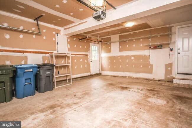 Building Photo - 9627 Locust Hill Dr