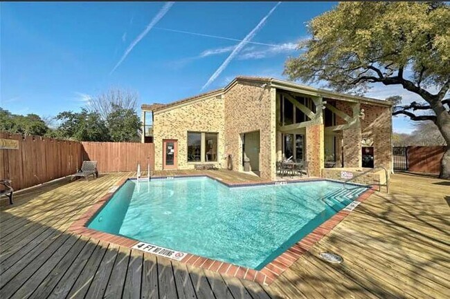 Building Photo - 8888 Tallwood Dr