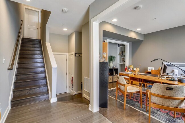 Building Photo - GREAT LOCATION!! Stunning 3BD/3.5BA luxury 4-level townhouse!