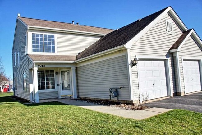 Primary Photo - LARGE 2 BEDROOM 2.5 BATH HOME IN IMPRESSIO...