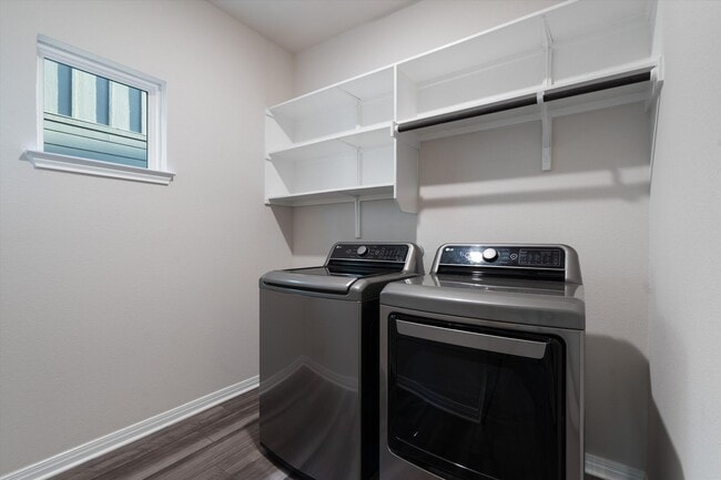 Building Photo - Huge 5-Bedroom Home for Lease in South Austin