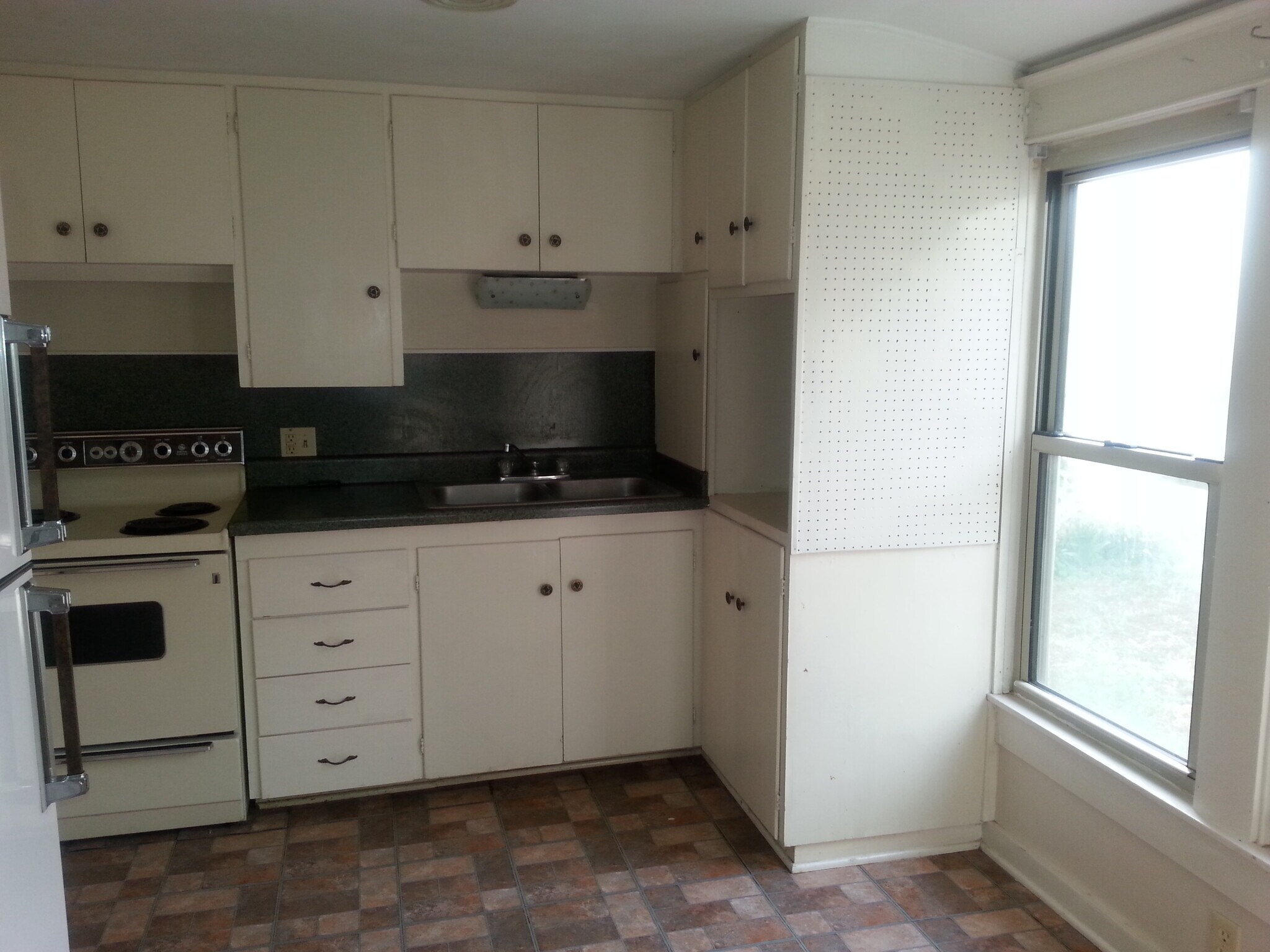 Kitchen - 208 E Twohig Ave