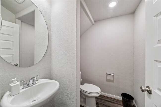 Building Photo - 5502 Cuerta St