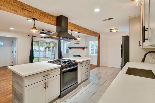 Building Photo - Charming Fully Remodeled 3-Bedroom Home wi...