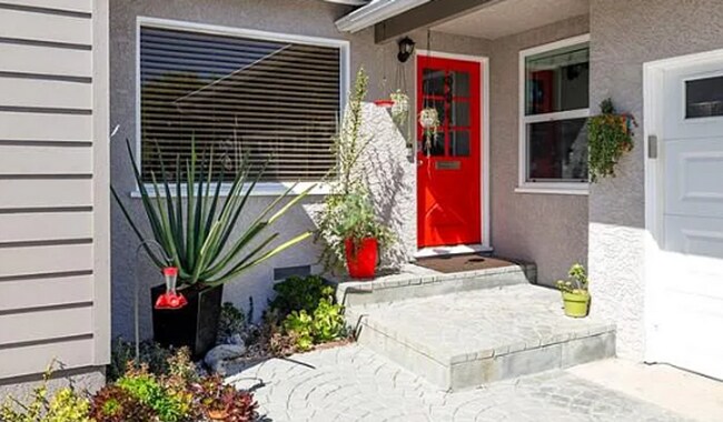 Building Photo - Beautiful 3 BEDROOM 2 BATH in Hawthorne with Garage. 1/2 off the 1st month of rent on OAC.