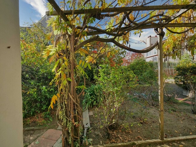 Building Photo - 1718 Le Roy Ave