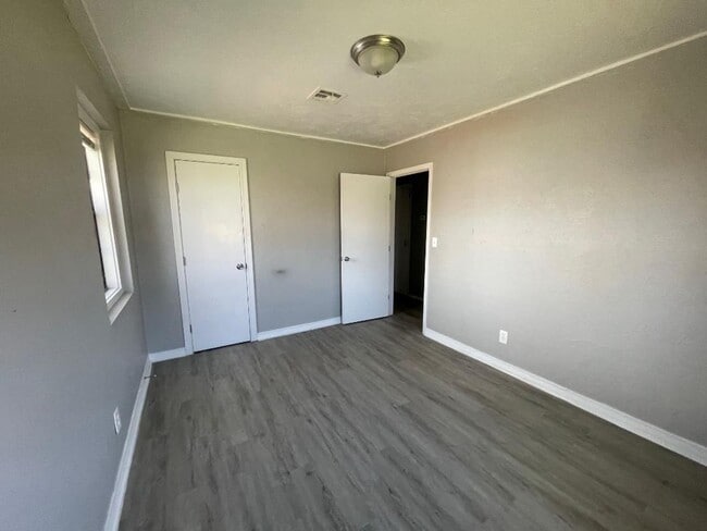 Building Photo - ADORABLE 2 BEDROOM DUPLEX FOR LEASE