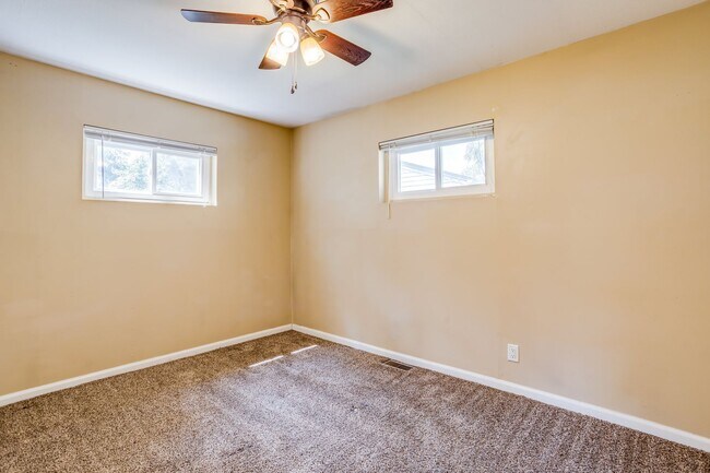 Building Photo - Cozy 2 bedroom 1 bathroom duplex in Southe...