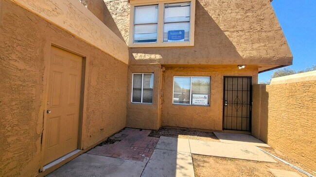Building Photo - AFFORDABLE UNIT ON THE PHOENIX/TEMPE BORDER!