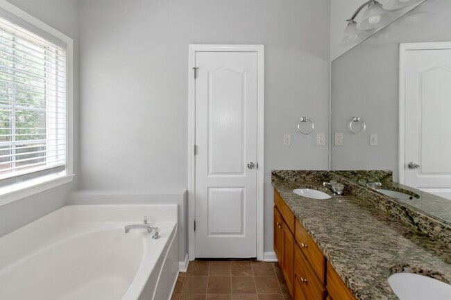 Building Photo - Impressive 4 Bed, 3 Bath Home with Fenced ...