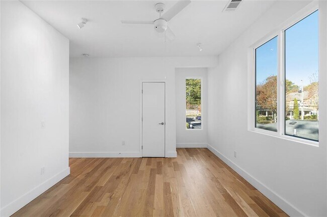 Building Photo - 147 Hutchinson St NE