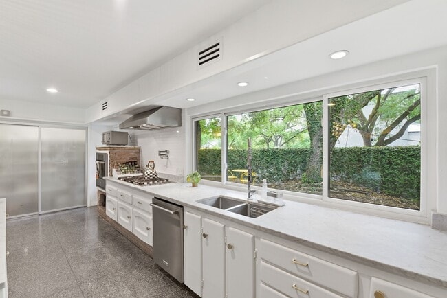 Building Photo - 4603 Ivanhoe St