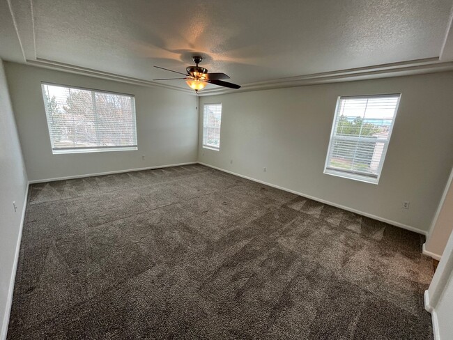 Building Photo - 5 Bed, 3.5 Bath with A/C, Available Now! -...