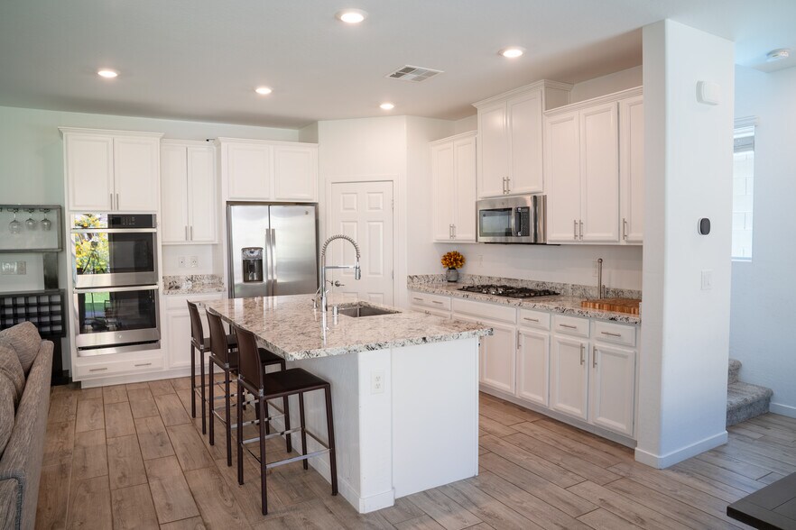 Open Kitchen for entertaining - 12412 Shoreline Echo Ave