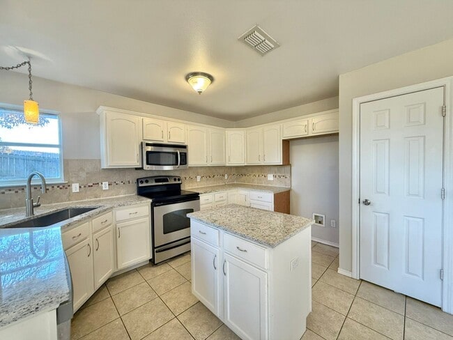 Building Photo - Stunning 4 Bedroom in Tyler! Available in WISD! Almost Ready!