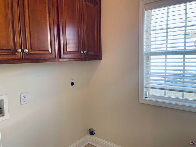 Building Photo - 300 Pembroke Pointe