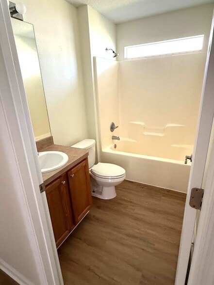 Building Photo - 1111 SW Yorktown Glen