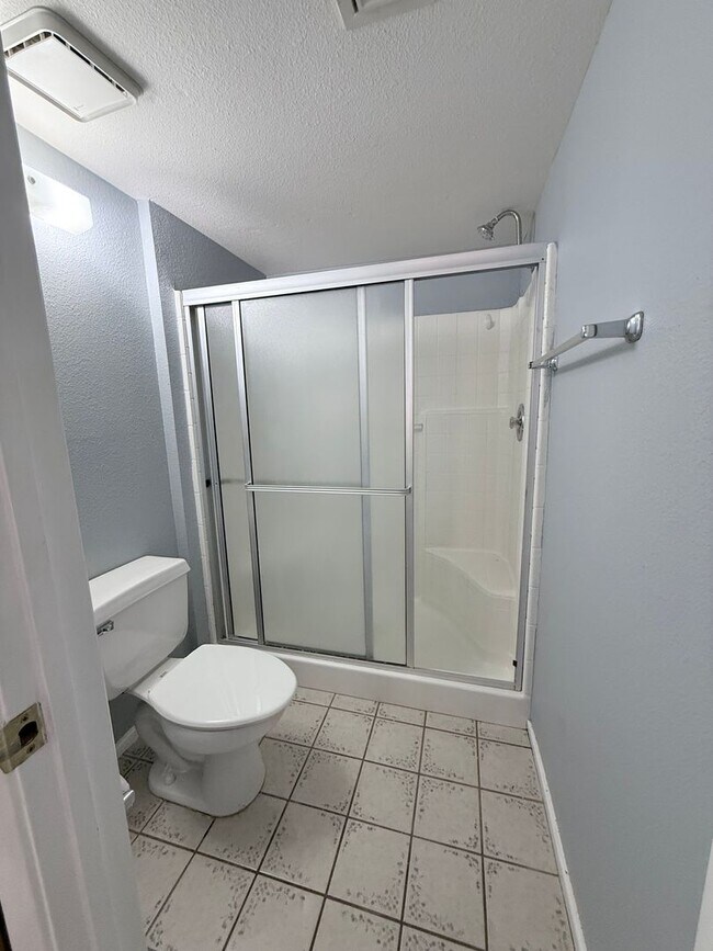 Building Photo - 3 bedrooms, 2 bathrooms Townhouse