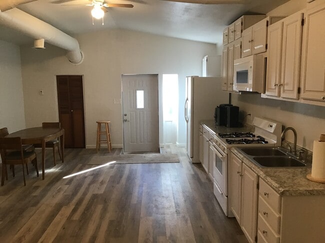 Building Photo - 8605 S Brentwood St