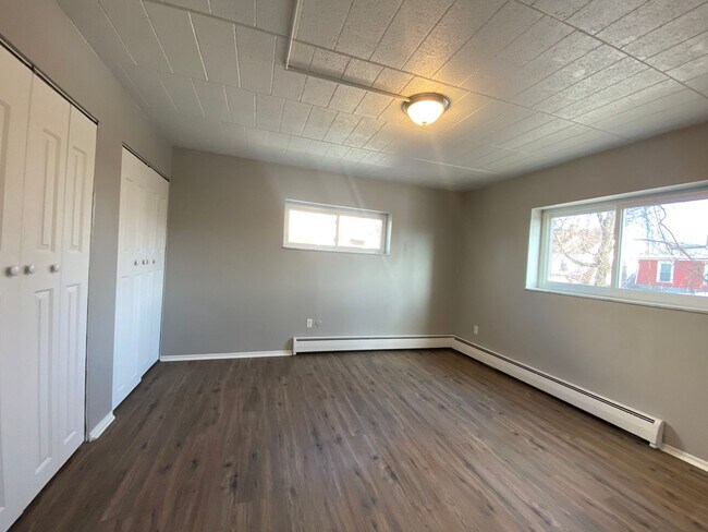 Building Photo - Renovated 2 Bedroom in Bellevue with Priva...