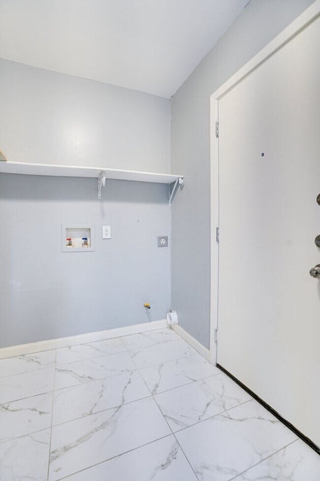 Building Photo - 304 John N Garner Cir