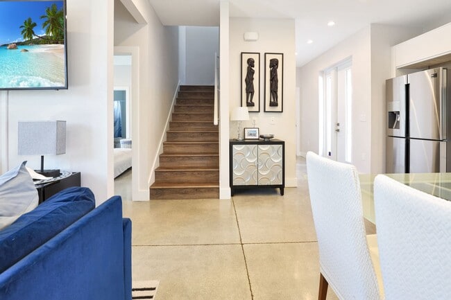 Building Photo - 4bd/3.5bth Perfectly Located Modern Townhouse