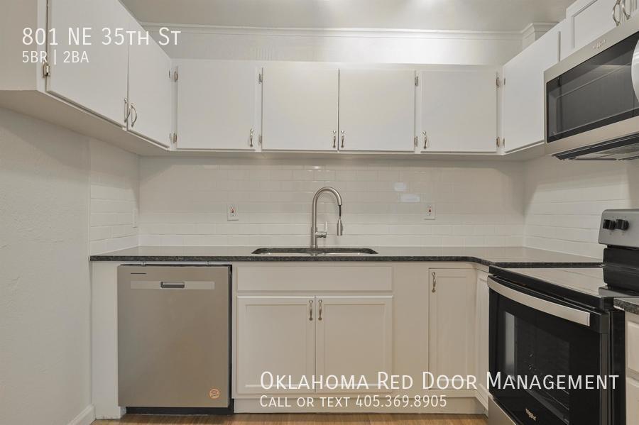 Building Photo - 801 NE 35th St