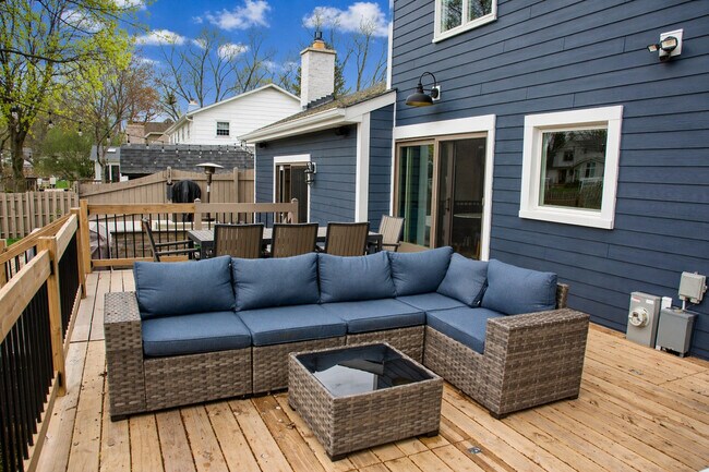 Building Photo - 2S316 Arrowhead Dr