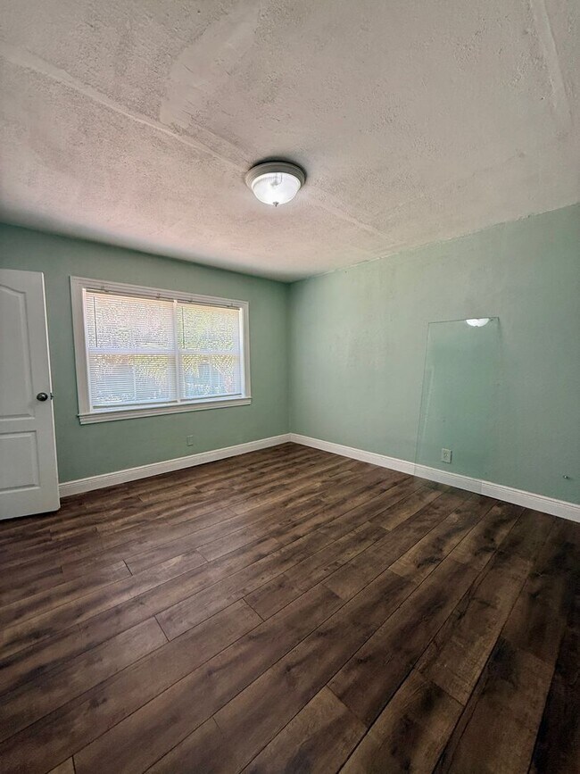 Building Photo - Great and Affordable 4 Bedroom 2 Bathroom House for Rent