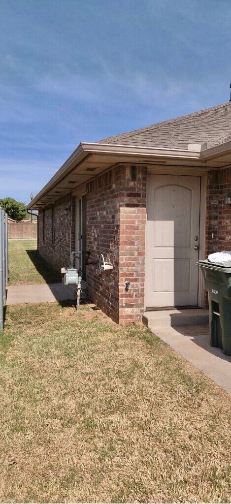 Building Photo - 205 Ashley Dr