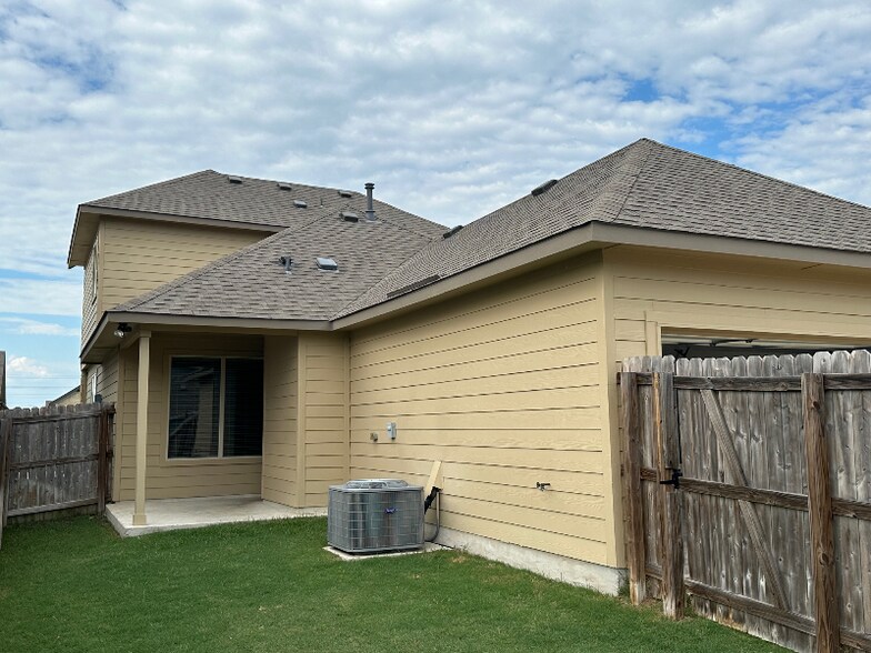 Building Photo - 810 Mineral Wells Ln
