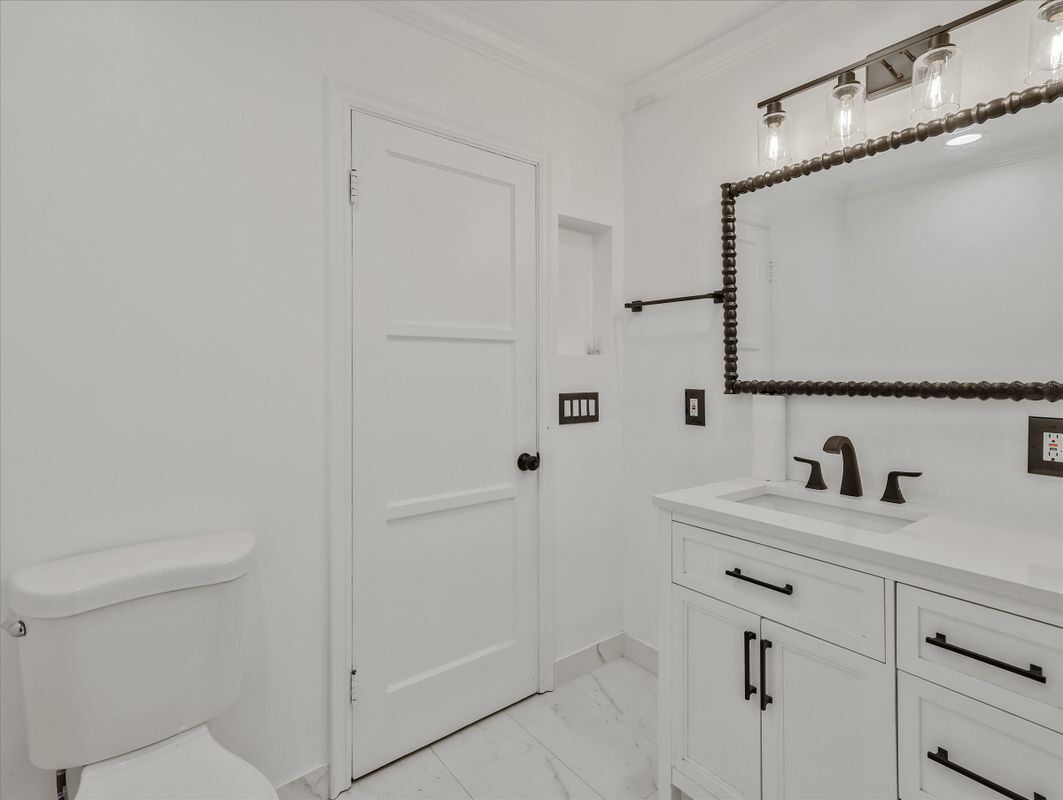 Building Photo - 3826 Burnside Ave