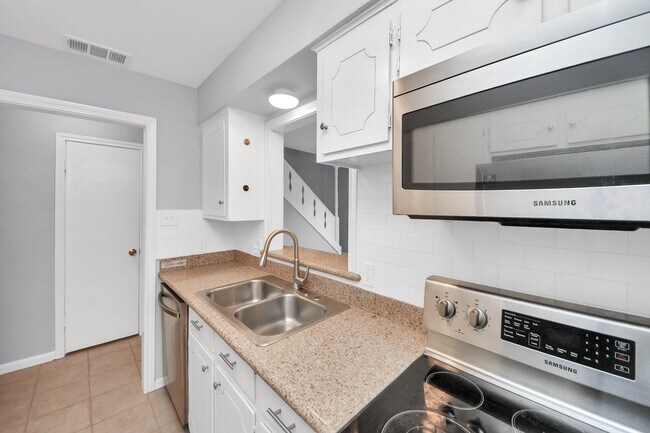 Building Photo - 10654 Hazelhurst Dr