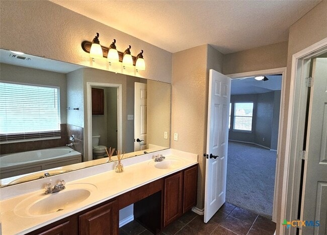 Building Photo - 316 Julian Point