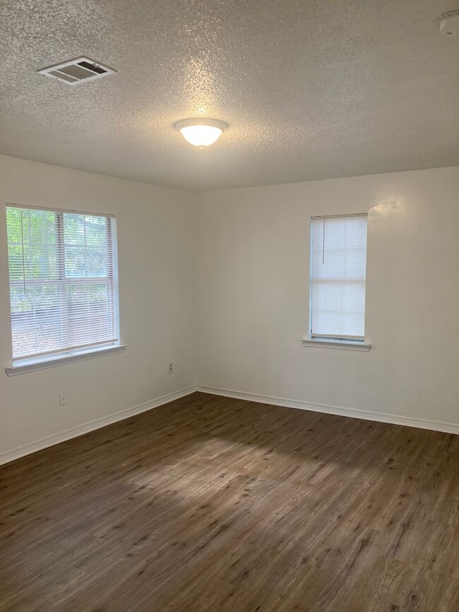 Building Photo - Woolmarket 3 Bedroom