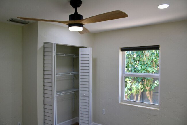 Building Photo - Fully Renovated 3/3 Northwood Home with Gu...