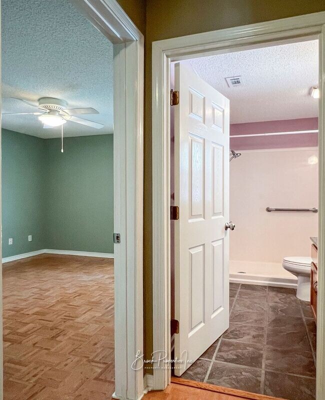 Building Photo - 2634 Southern Oaks Dr