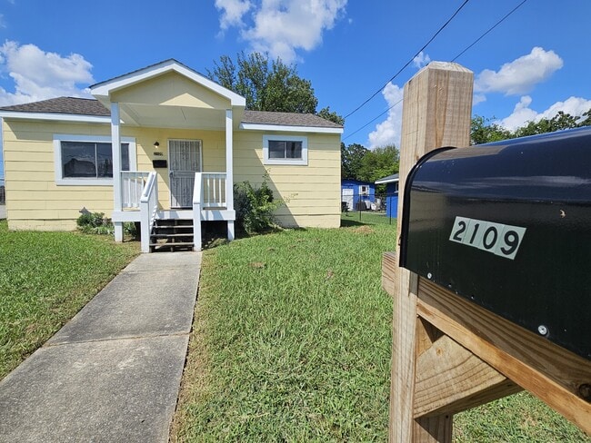 Primary Photo - 2109 Anderson Ave